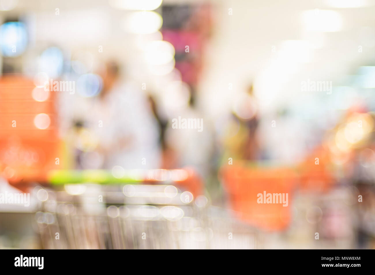 Blur sullo sfondo del cliente shopping con carrello al supermercato store prodotto mensola con luce bokeh di fondo Foto Stock