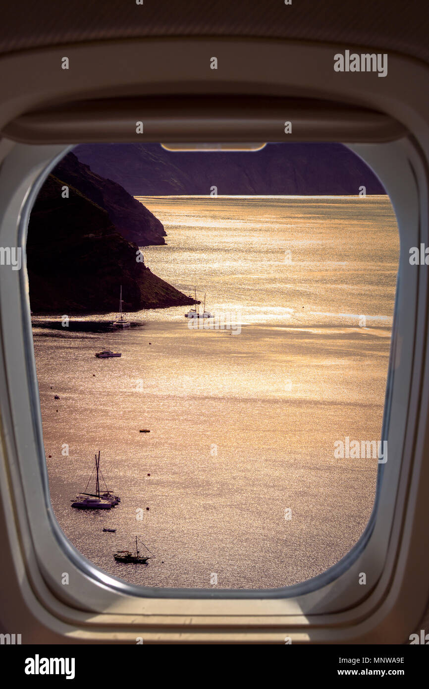 Isola di Santorini, Grecia. Tradizionale e famose case e chiese con le cupole blu sulla Caldera, Mar Egeo attraverso un telaio di finestra di piano. Foto Stock