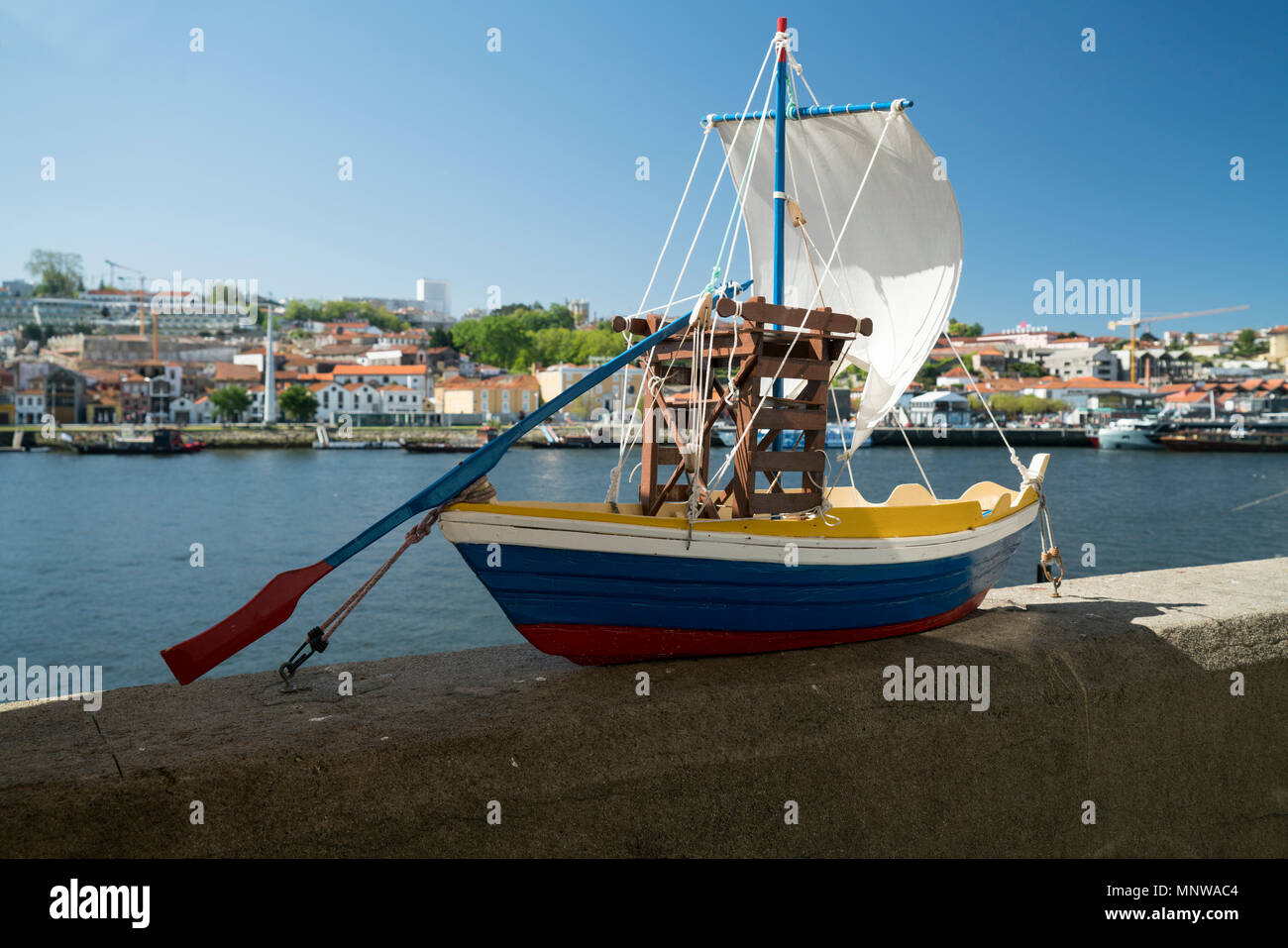 Modello di barca a vela accanto al fiume Duoro Foto Stock