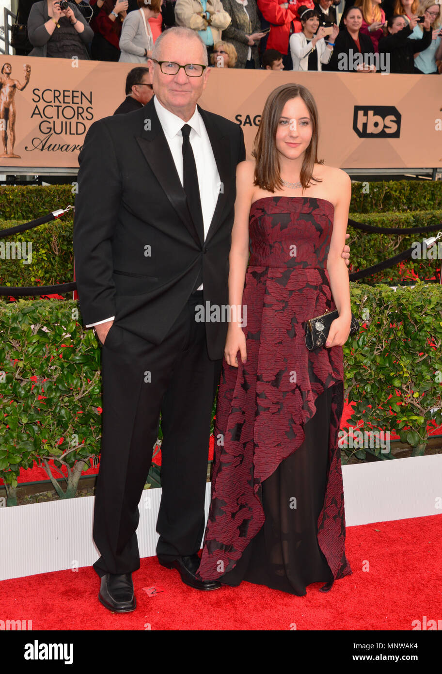 Ed O Neill, Sophia O Neill 339 al ventiduesimo Ann. Gli attori dello schermo gilde ( SAG ) Awards 2016 presso lo Shrine Auditorium di Los Angeles. Il 30 gennaio 2016.DE O Neill, Sophia O Neill 339 ------------- Red Carpet Event, verticale, STATI UNITI D'AMERICA, industria cinematografica, celebrità, fotografia, Bestof, arte cultura e intrattenimento, Topix celebrità moda / Verticale, meglio di, evento nella vita di Hollywood - California, moquette rossa e dietro le quinte, USA, industria cinematografica, celebrità, movie celebrità, personaggi televisivi, musica celebrità, fotografia, Bestof, arte cultura e intrattenimento, Topix, verticale, famiglia da th Foto Stock