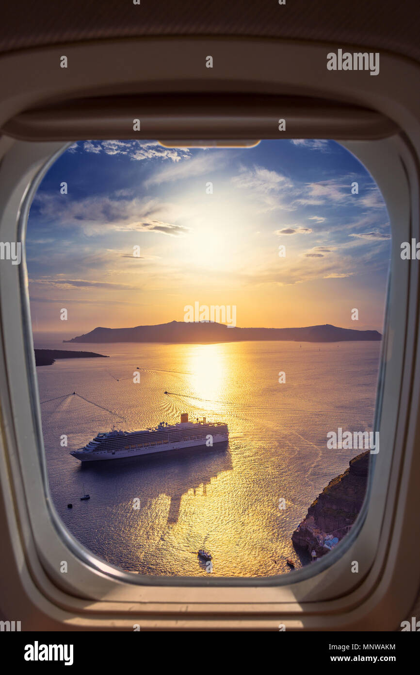 Isola di Santorini, Grecia. Tradizionale e famose case e chiese con le cupole blu sulla Caldera, Mar Egeo attraverso un telaio di finestra di piano. Foto Stock