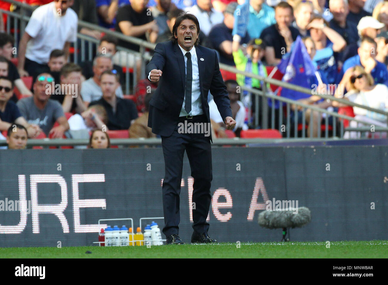 Londra, UK, 19 maggio 2018. Chelsea Manager Antonio Conte gesti durante la finale di FA Cup match tra Chelsea e Manchester United a Wembley Stadium il 19 maggio 2018 a Londra, Inghilterra. (Foto di Paolo Chesterton/phcimages.com) Credit: Immagini di PHC/Alamy Live News Credit: Immagini di PHC/Alamy Live News Foto Stock