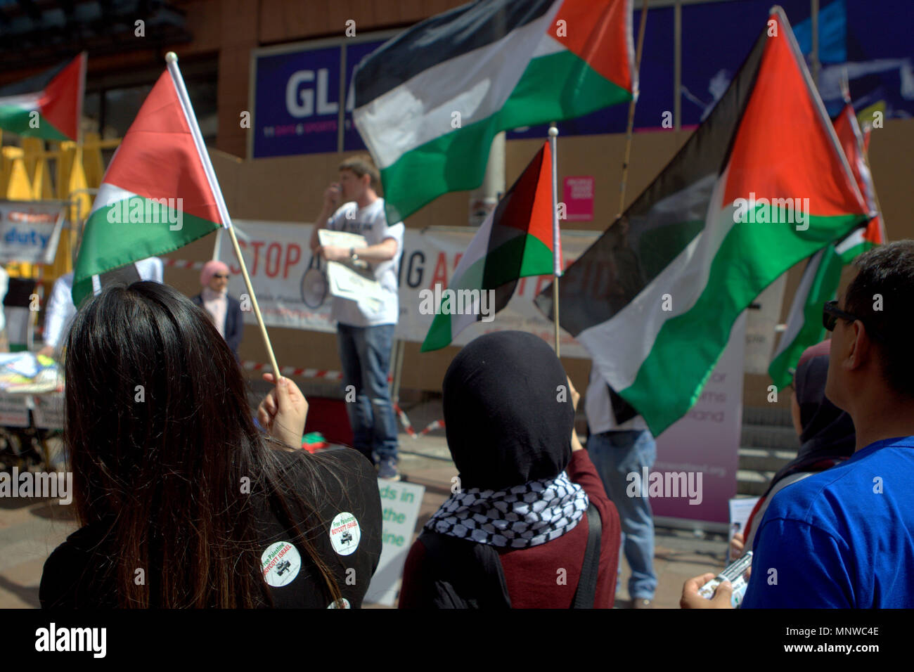 Glasgow, Scotland, Regno Unito il 19 maggio. I dimostranti palestinesi confrontarsi con gli amici di Israele su Buchanan Street nella città. I dimostranti si sono riuniti presso la Donald Dewar statua passi e sfilavano giù per la collina fino al Glasgow amici di Israele di stand e ha condotto una pace protesta di fronte al piccolo numero di simpatizzanti israeliani di stallo. Gerard Ferry/Alamy news Foto Stock