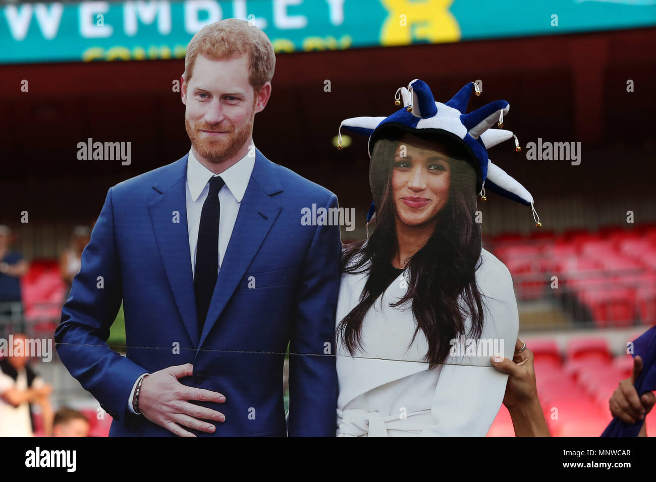 Londra, UK, 19 maggio 2018. Chelsea fans tenere un ritaglio di cartone del principe Harry e Meghan Markle prima della finale di FA Cup match tra Chelsea e Manchester United a Wembley Stadium il 19 maggio 2018 a Londra, Inghilterra. (Foto di Paolo Chesterton/phcimages.com) Credit: Immagini di PHC/Alamy Live News Foto Stock