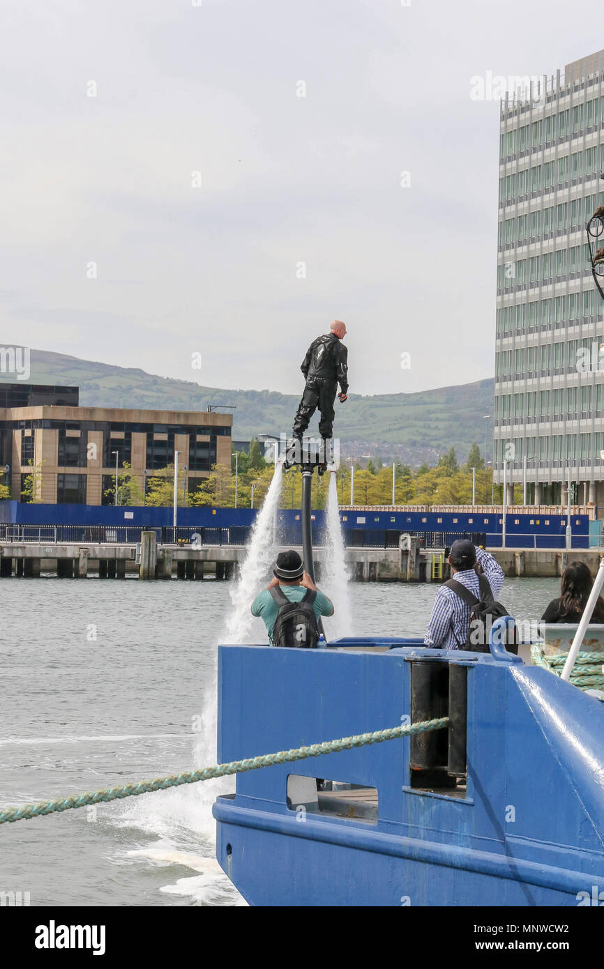 Belfast, Regno Unito, 19 maggio 2018. Titanic Quarter e Donegall Quay Belfast, Irlanda del Nord, Regno Unito. 19 maggio 2018. Il Belfast Titanic Maritime Festival si svolge oggi e domani (domenica 20 maggio). Il marittimo-festival a tema è centrato intorno al dock e ha la visita delle navi, tall ships e famiglia eventi a tema come pure un mercato alimentare. Visualizza incluso un uomo flyboarding - su un getto di acqua proiettato flyboard - sul fiume Lagan accanto agli eventi. Credito: David Hunter/Alamy Live News. Foto Stock