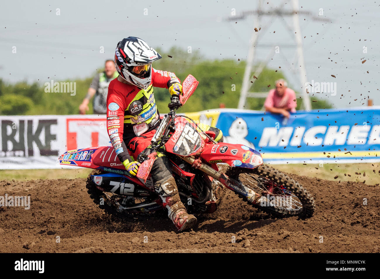 Dock di Preston, Lancashire. Il 19 maggio 2018. La crema della British Motocross talento sarà tenuto al circuito a Preston Docks nel Lancashire per la Michelin MX cittadini. Il "cittadini" offre un intero weekend di gare con 26 gare su due giorni e le classi di servizio catering per SW/BW 85, MXY1 e 2, MX1 e MX2 Clubman destra attraverso la Pro MX1 e MX2 'più veloce 40'; lo stadio è impostato per un'azione-ricco programma del campionato britannico racing alla sommità del suo gioco. Credito: Cernan Elias/Alamy Live News Foto Stock