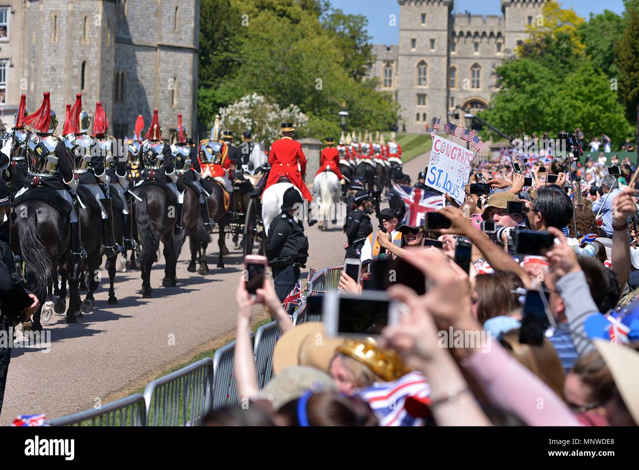 Windsor, Regno Unito. Il 20 maggio 2018. La folla si riuniscono a Windsor lunga passeggiata per le nozze reali del principe Harry e Meghan Markle, 19 maggio 2018. Credito: Caron Watson/Alamy Live News Foto Stock