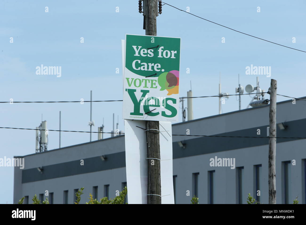 Immagine di una campagna di manifesti per il sì nel lato l'Irish ottavo emendamento referendum. Il sì campagne di lato per rimuovere l'ottavo emendamento della Costituzione irlandese che sancisce i diritti dei cittadini per il nascituro come parte di un movimento per la liberalizzazione della Repubblica di Irlanda's leggi sull aborto. Foto Stock