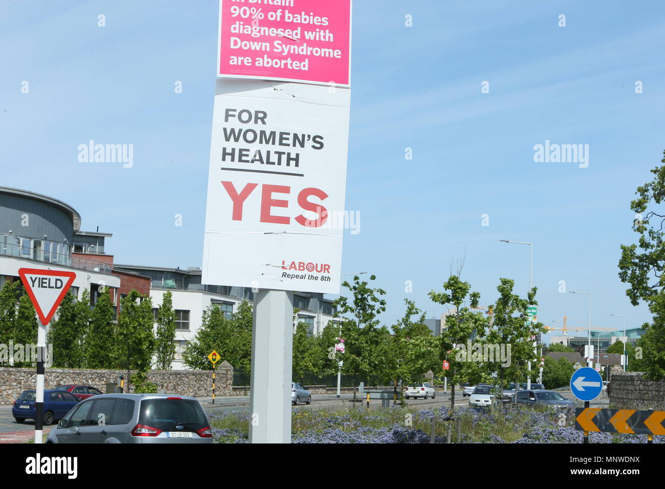 Immagine di una campagna di manifesti per il sì nel lato l'Irish ottavo emendamento referendum. Il sì campagne di lato per rimuovere l'ottavo emendamento della Costituzione irlandese che sancisce i diritti dei cittadini per il nascituro come parte di un movimento per la liberalizzazione della Repubblica di Irlanda's leggi sull aborto. Foto Stock