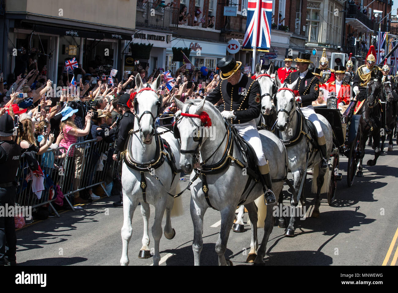 Windsor, Regno Unito. 19 Maggio, 2018. Il principe Harry e Meghan Markle, ora il Duca e la Duchessa di Sussex, sedersi in un Ascot Landau per un carrello processione tra 110.000 ben wishers sulle strade di Windsor e sulla lunga passeggiata in Windsor Great Park seguendo il loro matrimonio a alla cappella di San Giorgio nel Castello di Windsor. Credito: Mark Kerrison/Alamy Live News Foto Stock