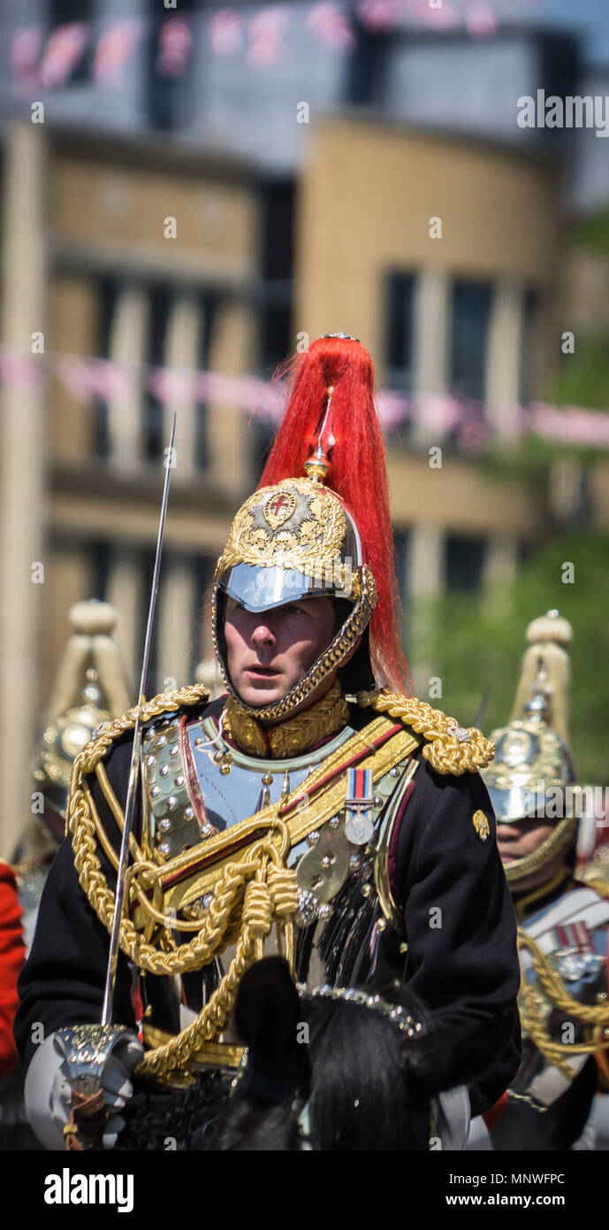 Windsor, Regno Unito. Il 19 maggio 2018. Cavalleria della famiglia guidare un cavallo durante la cerimonia di nozze. Il principe Henry Charles Albert David del Galles si sposa con la sig.ra Meghan Markle in un servizio in corrispondenza alla cappella di San Giorgio all'interno dei giardini del Castello di Windsor. Credito: SOPA Immagini limitata/Alamy Live News Foto Stock