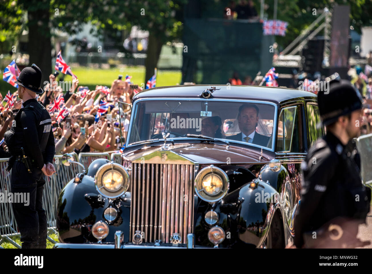 Windsor, Regno Unito. Il 19 maggio 2018. Prima del Royal Wedding nel castello di Windsor per il principe Harry, Meghan Markle della madre, Ragland Doria, percorsa con lei al castello di Windsor in auto. Doria è stata fotografata a piangere in auto. Credito: Benjamin Wareing/Alamy Live News Foto Stock