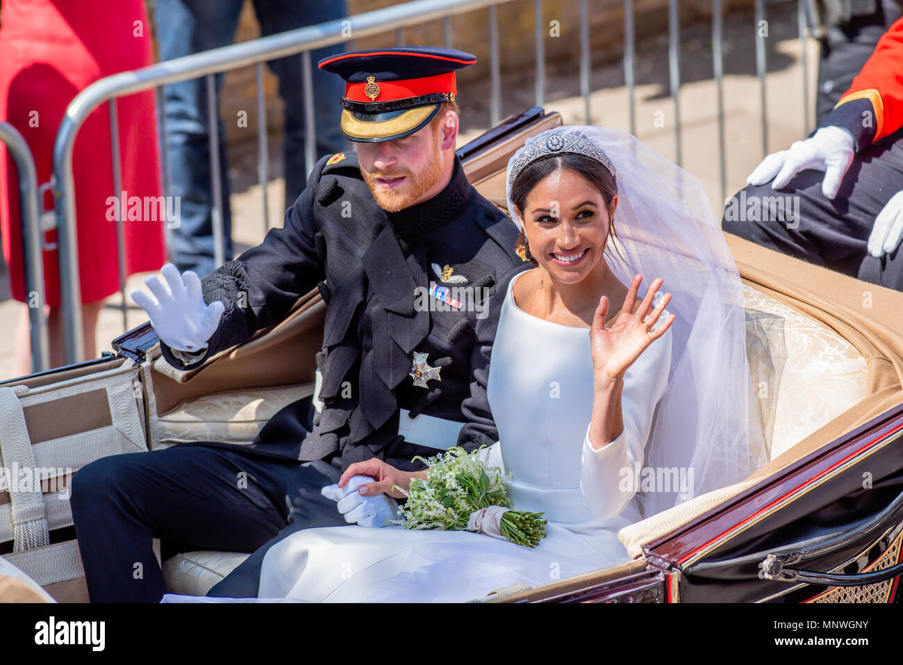 Windsor, Regno Unito. Il 20 maggio 2018. S.a.r. il principe Harry & Meghan Markle Royal Wedding nel Castello di Windsor. In Ascot Landau carro trainato da cavalli, tirata da 2 Windsor cavalli grigio attraverso le strade di Windsor riempito con migliaia di ben wishers. Goduto la processione a salutare la folla prima voce fino la lunga passeggiata indietro nel Castello di Windsor 19 maggio 2018 Credit: IAN SKELTON/Alamy Live News Foto Stock