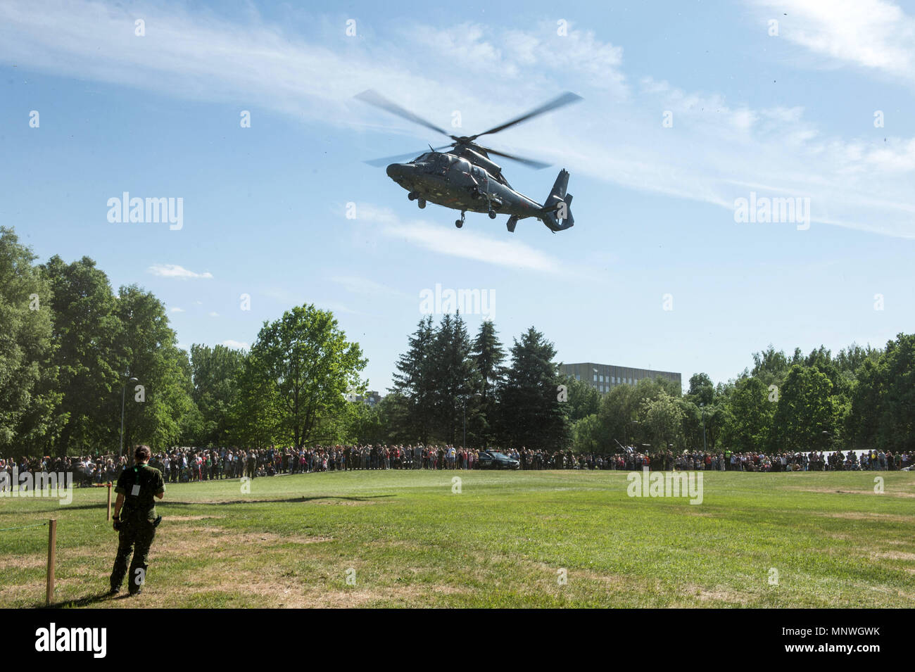(180519) -- ALYTUS (Lituania), 19 maggio 2018 (Xinhua) -- La gente guarda lituano di Air Force Eurocopter battenti durante un evento che celebra e pubblico Miltary Unity Day in Alytus, Lituania, 19 maggio 2018. I lituani di celebrare il pubblico e Miltary Unity Day durante il terzo fine settimana di maggio.(Xinhua/Alfredas Pliadis) Foto Stock (180519) -- ALYTUS (Lituania), 19 maggio 2018 (Xinhua) -- La gente guarda lituano di Air Force Eurocopter battenti durante un evento che celebra e pubblico Miltary Unity Day in Alytus, Lituania, 19 maggio 2018. I lituani di celebrare il pubblico e Miltary Unity Day durante il terzo fine settimana di maggio.(Xinhua/Alfredas Pliadis) Foto Stock