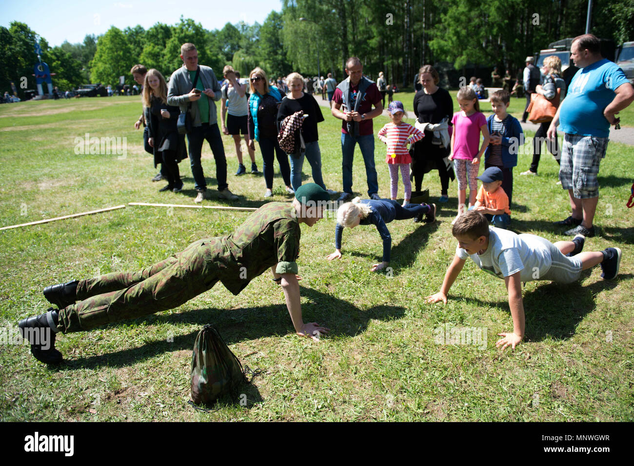 (180519) -- ALYTUS (Lituania), 19 maggio 2018 (Xinhua) -- Bambini prendere parte a un evento che celebra e pubblico Miltary Unity Day in Alytus, Lituania, 19 maggio 2018. I lituani di celebrare il pubblico e Miltary Unity Day durante il terzo fine settimana di maggio.(Xinhua/Alfredas Pliadis) Foto Stock (180519) -- ALYTUS (Lituania), 19 maggio 2018 (Xinhua) -- Bambini prendere parte a un evento che celebra e pubblico Miltary Unity Day in Alytus, Lituania, 19 maggio 2018. I lituani di celebrare il pubblico e Miltary Unity Day durante il terzo fine settimana di maggio.(Xinhua/Alfredas Pliadis) Foto Stock