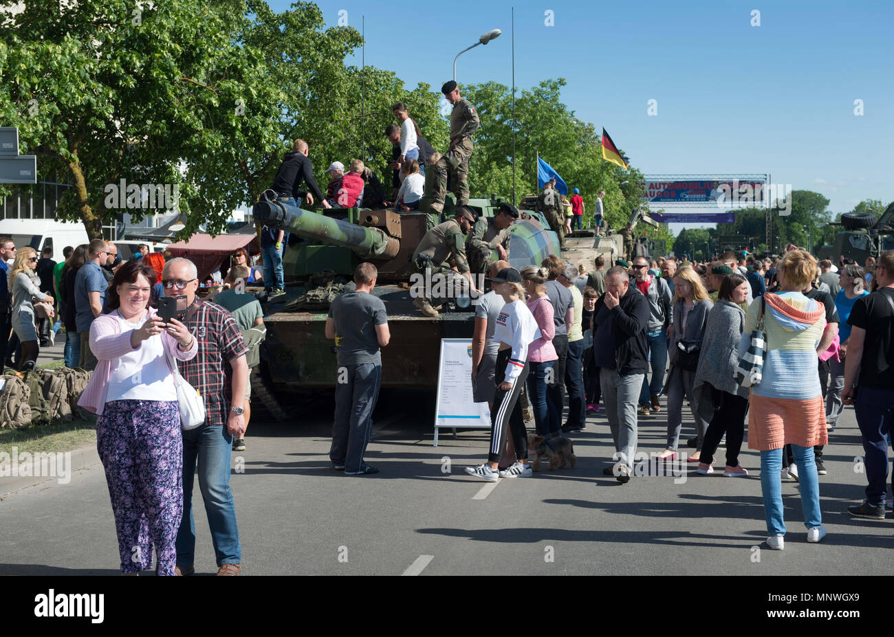 (180519) -- ALYTUS (Lituania), 19 maggio 2018 (Xinhua) -- La gente guarda un serbatoio durante un evento che celebra e pubblico Miltary Unity Day in Alytus, Lituania, 19 maggio 2018. I lituani di celebrare il pubblico e Miltary Unity Day durante il terzo fine settimana di maggio.(Xinhua/Alfredas Pliadis) Foto Stock (180519) -- ALYTUS (Lituania), 19 maggio 2018 (Xinhua) -- La gente guarda un serbatoio durante un evento che celebra e pubblico Miltary Unity Day in Alytus, Lituania, 19 maggio 2018. I lituani di celebrare il pubblico e Miltary Unity Day durante il terzo fine settimana di maggio.(Xinhua/Alfredas Pliadis) Foto Stock