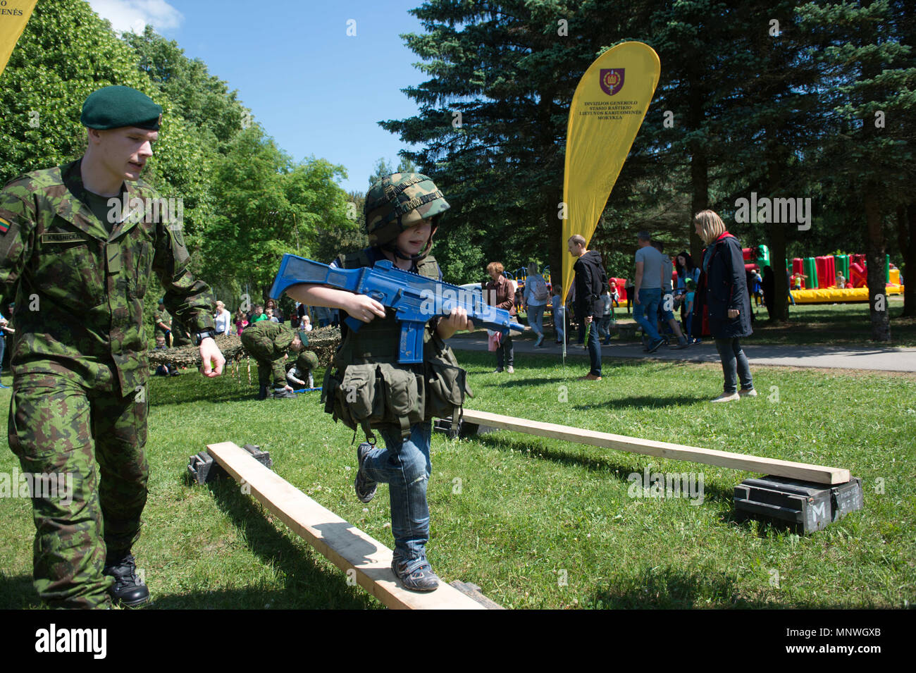 Alytus, Lituania. 19 Maggio, 2018. Un ragazzo prende parte ad un evento che celebra e pubblico Miltary Unity Day in Alytus, Lituania, 19 maggio 2018. I lituani di celebrare il pubblico e Miltary Unity Day durante il terzo fine settimana di maggio. Credito: Alfredas Pliadis/Xinhua/Alamy Live News Foto Stock Alytus, Lituania. 19 Maggio, 2018. Un ragazzo prende parte ad un evento che celebra e pubblico Miltary Unity Day in Alytus, Lituania, 19 maggio 2018. I lituani di celebrare il pubblico e Miltary Unity Day durante il terzo fine settimana di maggio. Credito: Alfredas Pliadis/Xinhua/Alamy Live News Foto Stock