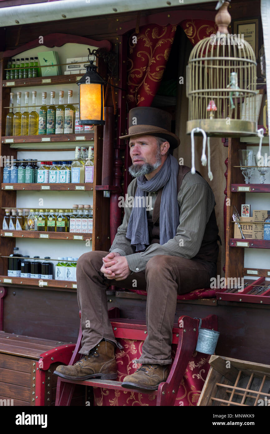 Dortmund, Germania. 19 maggio 2018. Zeche Zollern, un ex miniera di carbone, ospita gli steampunk e fiera del divertimento festival una volta 2018 fino al 21 maggio 2018. Commerciante in costume. Credito: 51Nord/Alamy Live News Foto Stock