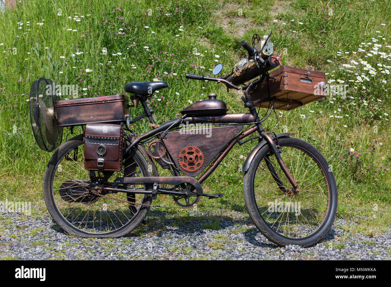 Dortmund, Germania. 19 maggio 2018. Zeche Zollern, un ex miniera di carbone, ospita gli steampunk e fiera del divertimento festival una volta 2018 fino al 21 maggio 2018. Una steampunk di biciclette. Credito: 51Nord/Alamy Live News Foto Stock