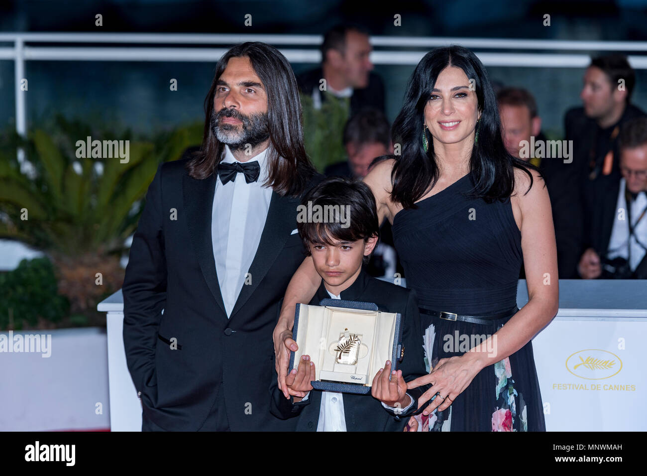 Cannes, Francia. Il 19 maggio 2018. Direttore libanese e attrice Nadine  Labaki, suo marito e attore siriano Zain al-Rafeea posano con il trofeo  durante la settantunesima annuale di Cannes Film Festival presso