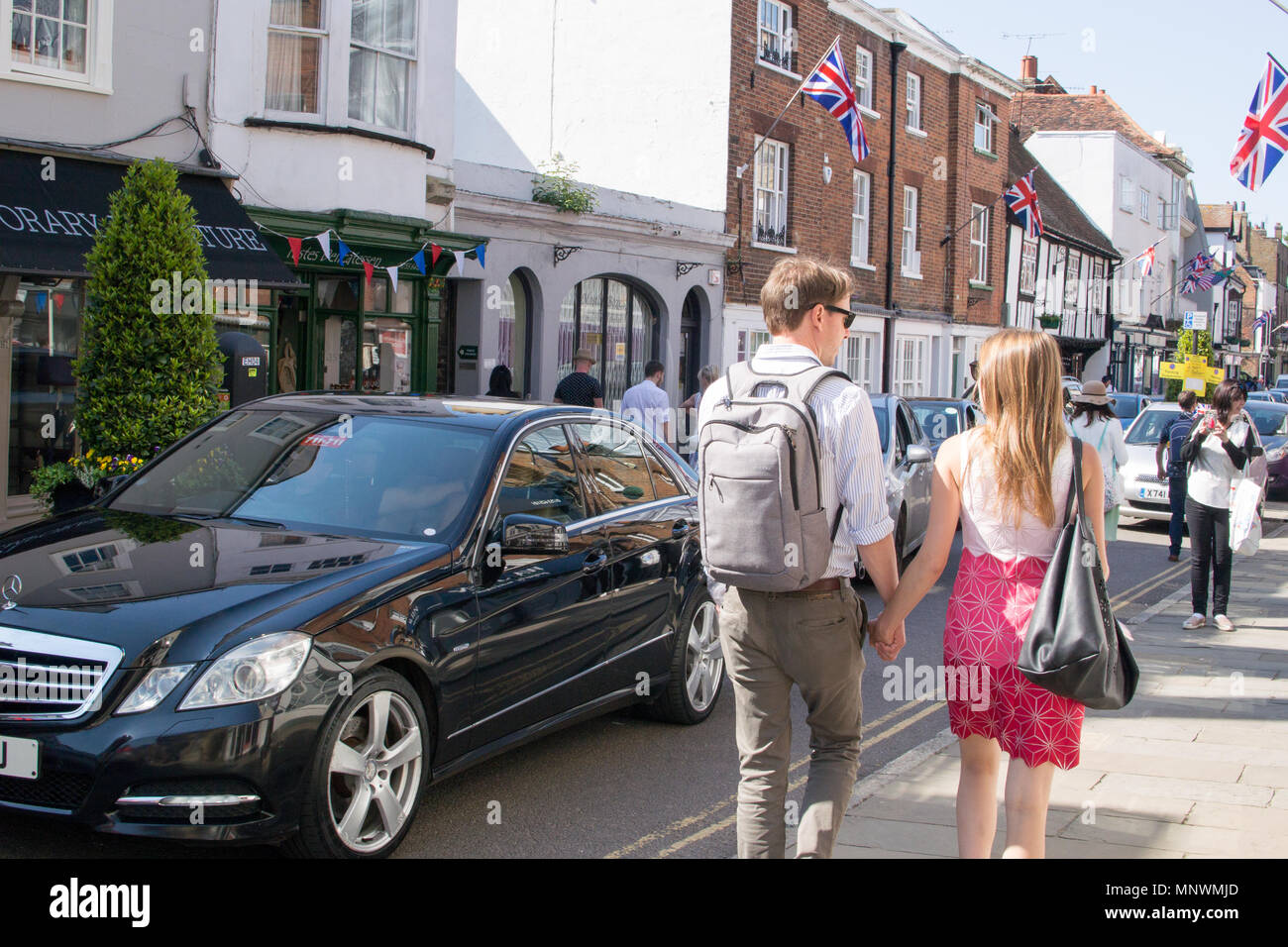 Eton, UK. Il 19 maggio 2018. Coppia romantica camminando giù Eton High Street, paralizzata con code di taxi per raccogliere i visitatori dopo il Royal Wedding al Castello di Windsor. Credito: Karen Hunt/Alamy Live News Foto Stock
