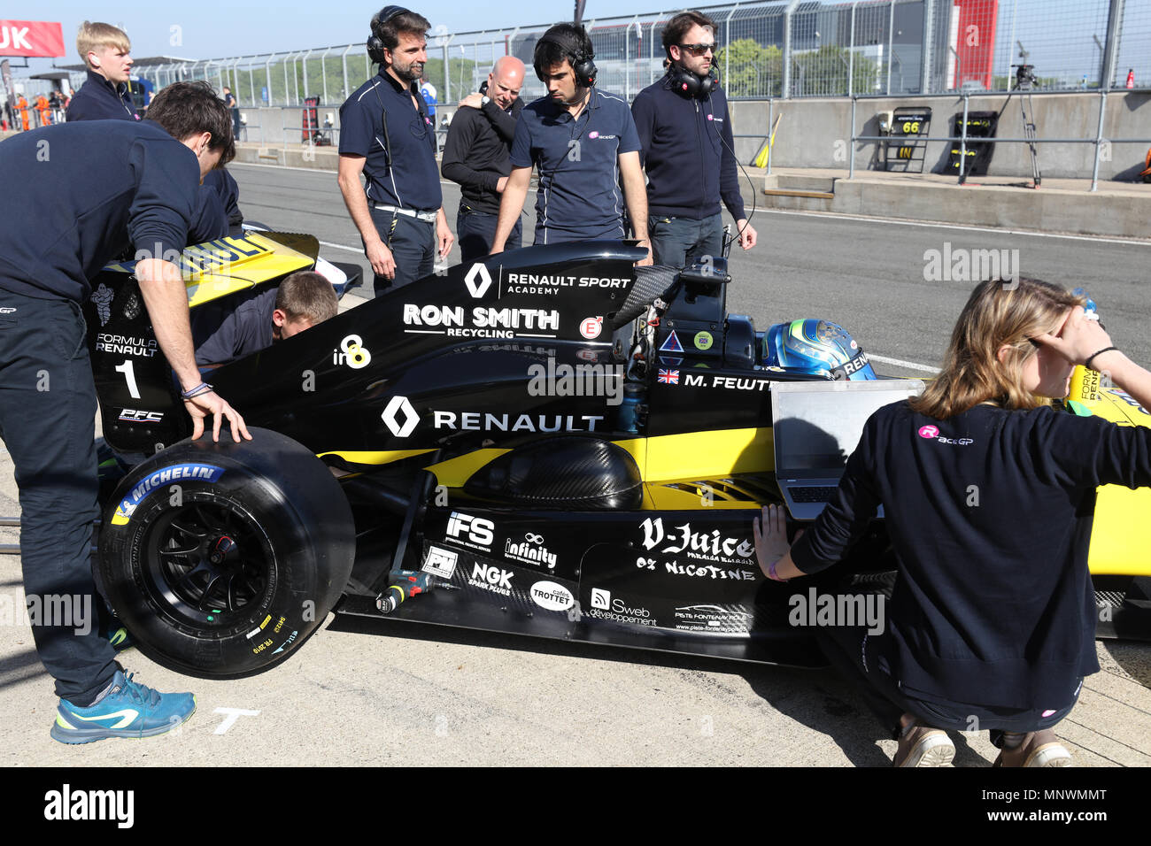 Silverstone, Regno Unito. Il 20 maggio 2018. Meccanica tenta di risolvere un problema sulla vettura di Max Fewtrell (R-ace GP) appena prima della Qualifica 2 a Silverstone Credito: Parentesi Raval/Alamy Live News Credito: Parentesi Raval/Alamy Live News Foto Stock
