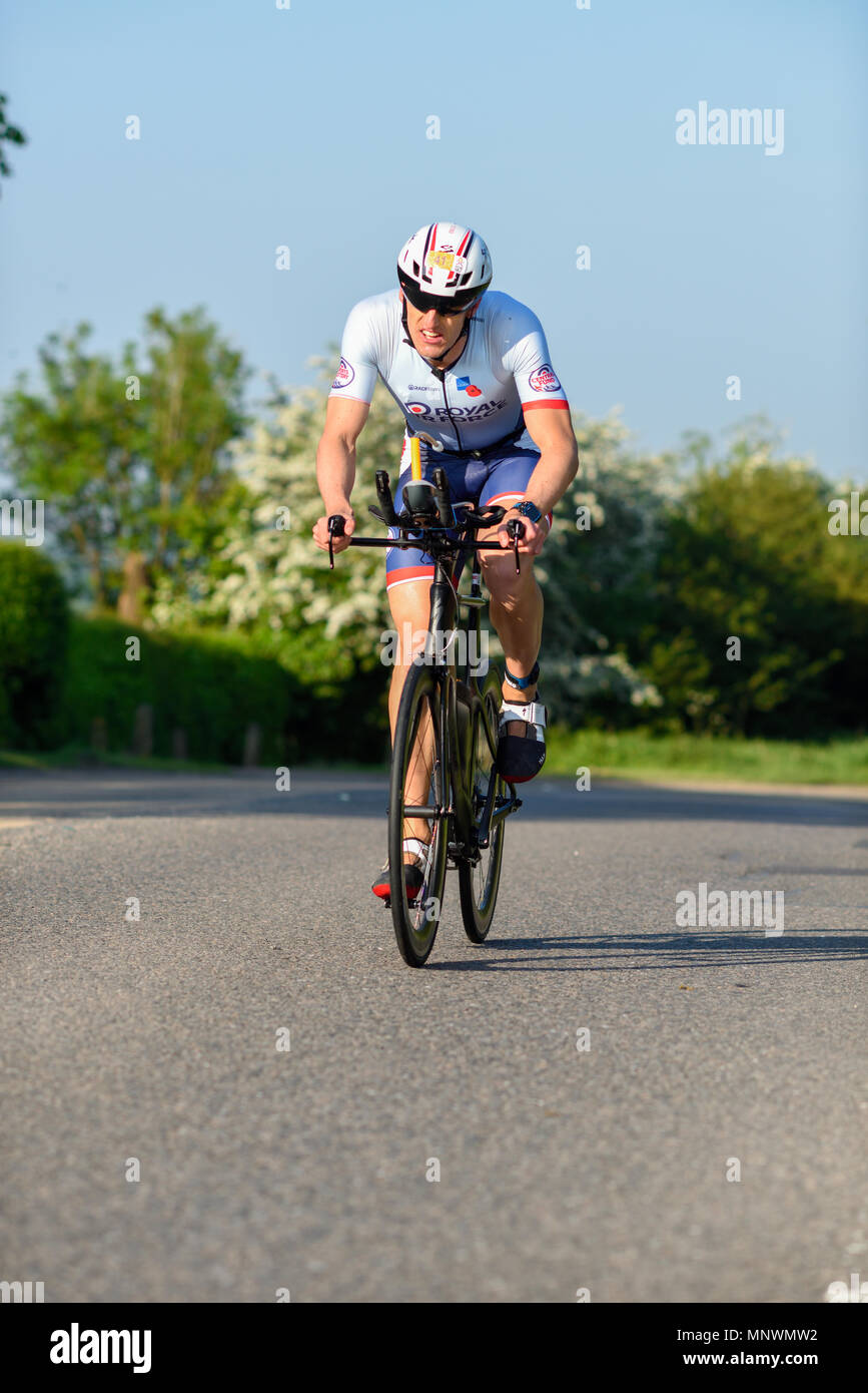 Nottinghamshire, Regno Unito. 20 Maggio 2018.Escursioni in bicicletta i concorrenti che partecipano nel bandire la metà circa del Nottinghamshire campagna.1.2 nuotare,58mile e 13,1 miglia di eseguire la finitura a Holme Pierrepont. Credito: Ian Francesco/Alamy Live News Foto Stock