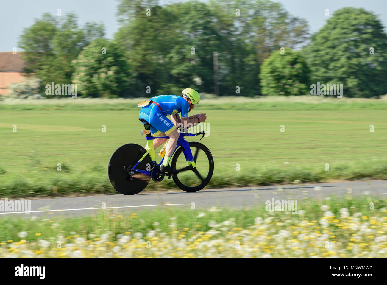 Nottinghamshire, Regno Unito. 20 Maggio 2018.Escursioni in bicicletta i concorrenti che partecipano nel bandire la metà circa del Nottinghamshire campagna.1.2 nuotare,58mile e 13,1 miglia di eseguire la finitura a Holme Pierrepont. Credito: Ian Francesco/Alamy Live News Foto Stock