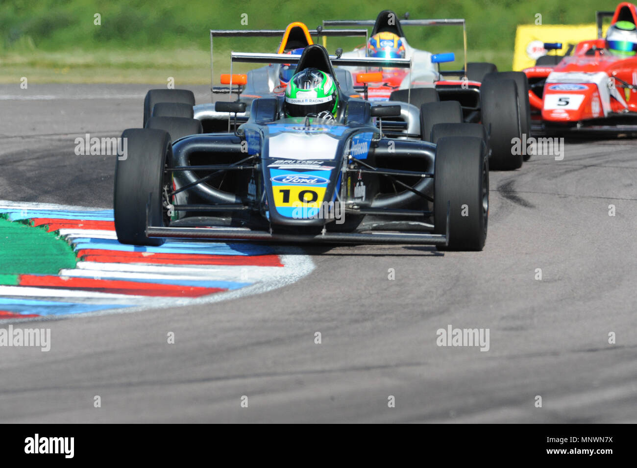 Hampshire, Regno Unito. Il 20 maggio 2018. Paavo Tonteri (Double R Racing) racing a Thruxton gara circuito durante la F4 campionato britannico, Andover, Hampshire, Regno Unito. Auto dietro sono Ayrton Simmons (JHR sviluppi), Johnathan Hoggard (Fortec Motorsport) e Patrik Pasma (Arden). Con la più alta velocità media di ogni traccia ha visitato dal Btcc Thruxton 2,4 miglia di circuito fornisce alcuni dei più forti emozioni in motor sport e si è guadagnato la reputazione di essere un vero posto di via. Credito: Michael Preston/Alamy Live News Foto Stock