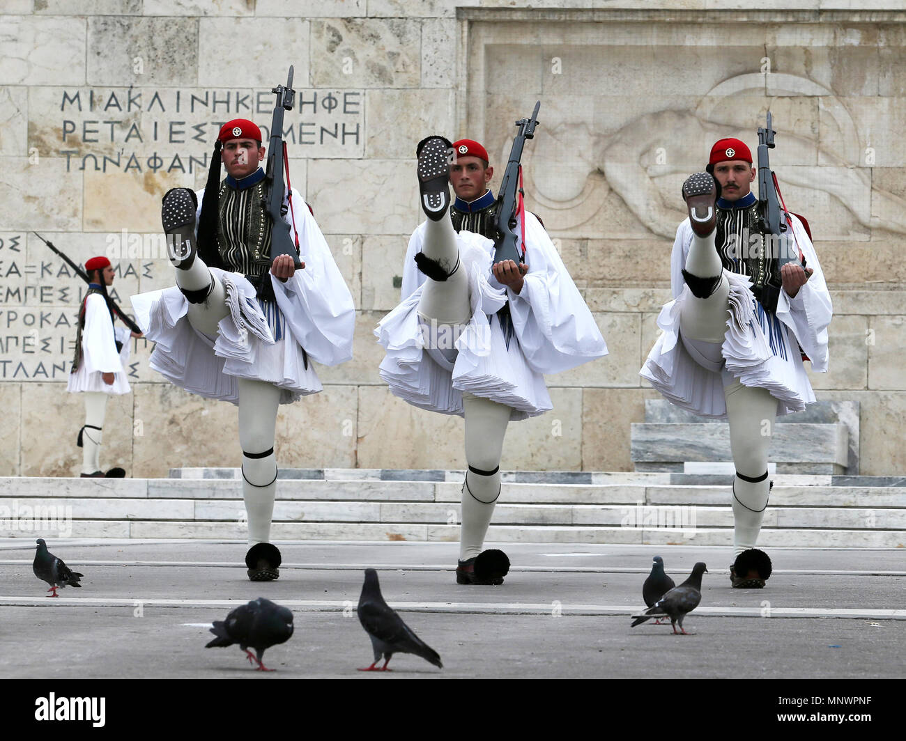 Atene, Grecia. Il 20 maggio 2018. Membri della Guardia Presidenziale marzo durante la cerimonia del cambio della guardia di fronte al palazzo del parlamento ad Atene, in Grecia, il 20 maggio 2018. La Guardia Presidenziale, chiamato anche Evzones, è una speciale unità dell'esercito ellenica, i cui membri si ergono fiere in perfetta tranquillità davanti al palazzo del Parlamento, custodendo il monumento del Milite Ignoto. Credito: Marios Lolos/Xinhua/Alamy Live News Foto Stock