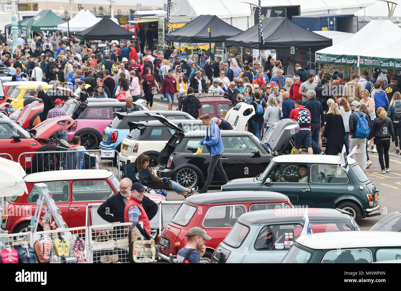 Brighton, Regno Unito. Il 20 maggio 2018. Centinaia di Mini automobili e dei loro proprietari parcheggiato lungo la Brighton Seafront come essi prendono parte in Londra a Brighton Mini Run 2018 . La manifestazione è organizzata dalla London & Surrey Mini Owners Club e le automobili auto giù dal Crystal Palace di Londra Sud a Madeira unità credito Brighton: Simon Dack/Alamy Live News Foto Stock