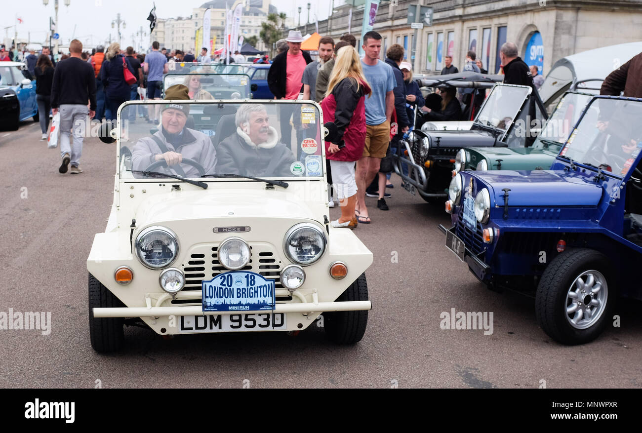 Brighton, Regno Unito. Il 20 maggio 2018. Un Mini fuma con i driver vestito come la nuova sposa il Duca e la Duchessa di Sussex si unisce alle centinaia di vetture che prendono parte alla Londra a Brighton Mini auto Run 2018 . La manifestazione è organizzata dalla London & Surrey Mini Owners Club e le automobili auto giù dal Crystal Palace di Londra Sud a Madeira unità credito Brighton: Simon Dack/Alamy Live News Foto Stock