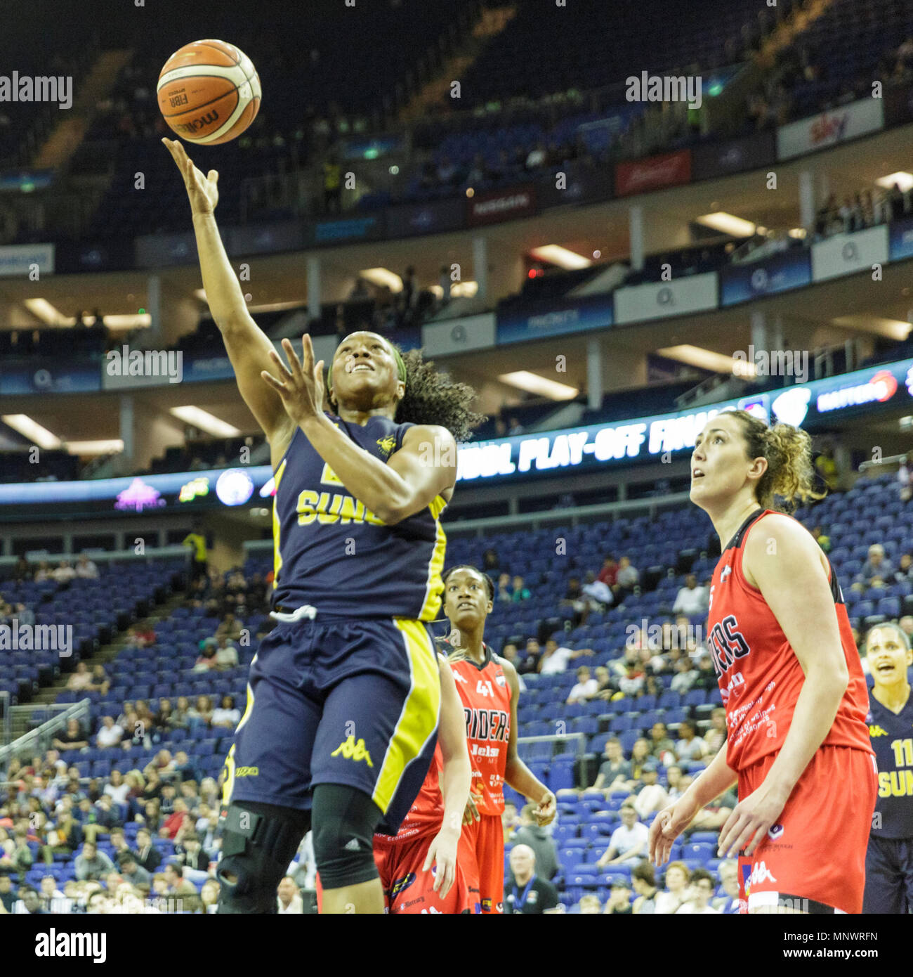 L'O2 Arena, Londra, 20 maggio 2018. Guard Ta'yani Clark (20) al di sotto del cesto per i Suns. Eseguire le tensioni alta nell'WBBL donna basket finaliste Play-Off tra Sevenoak Suns e il Leicester piloti donna Squad. Questa è la terza volta che la donna PLay-Off finali si sono tenuti presso la sede dell'evento. La Sevenoaks Suns vincere 69-44.Credit: Imageplotter News e sport/Alamy Live News Credito: Imageplotter News e sport/Alamy Live News Foto Stock