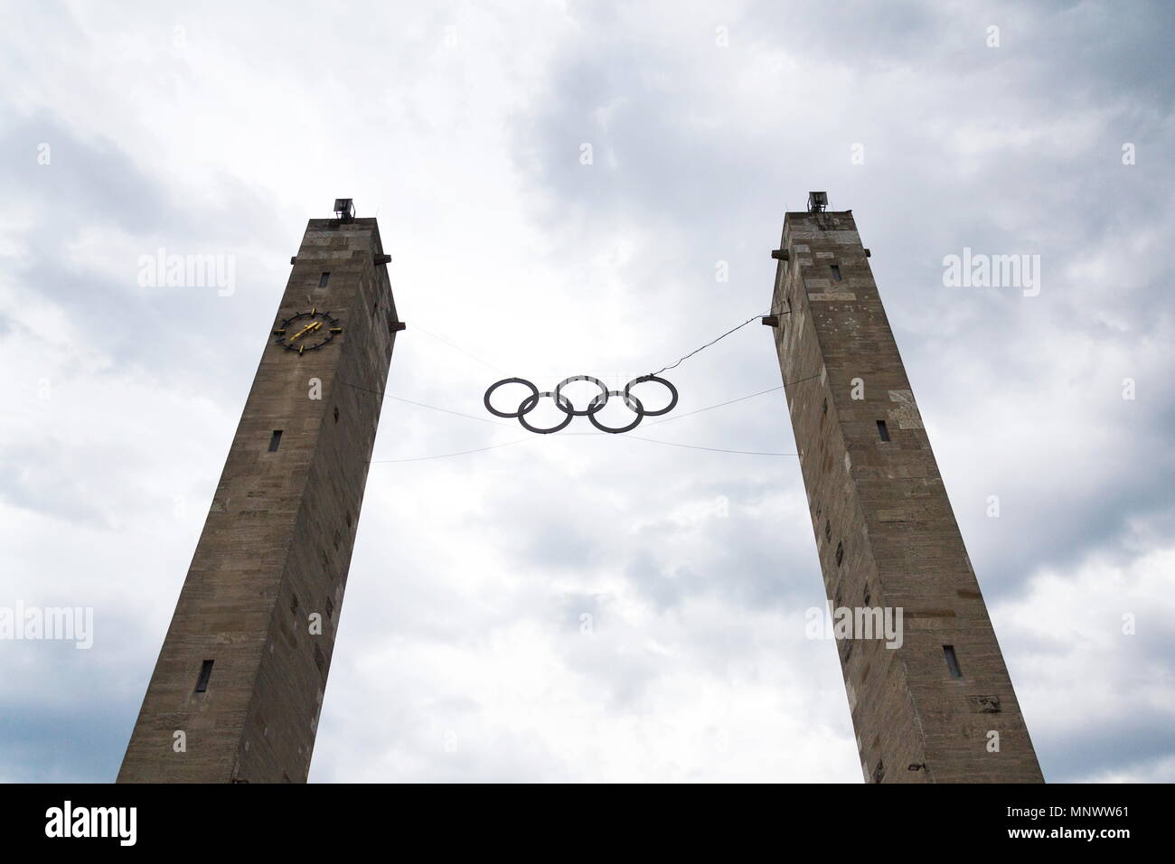 Anelli olimpici simbolo appesa sopra lo stadio olimpico di Berlino in Germania Foto Stock