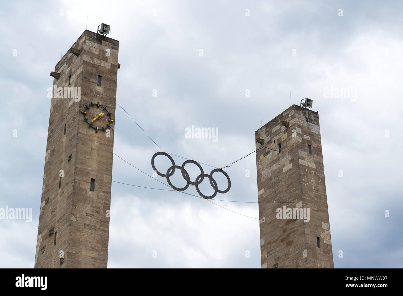 Anelli olimpici simbolo appesa sopra lo stadio olimpico di Berlino in Germania Foto Stock
