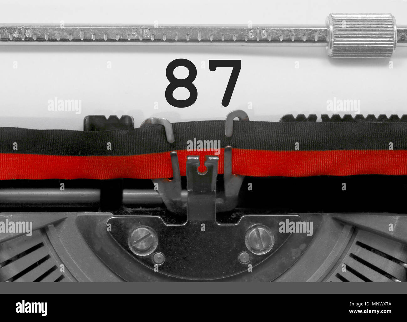 87 Numero testo scritto da una vecchia macchina da scrivere sul foglio bianco Foto Stock