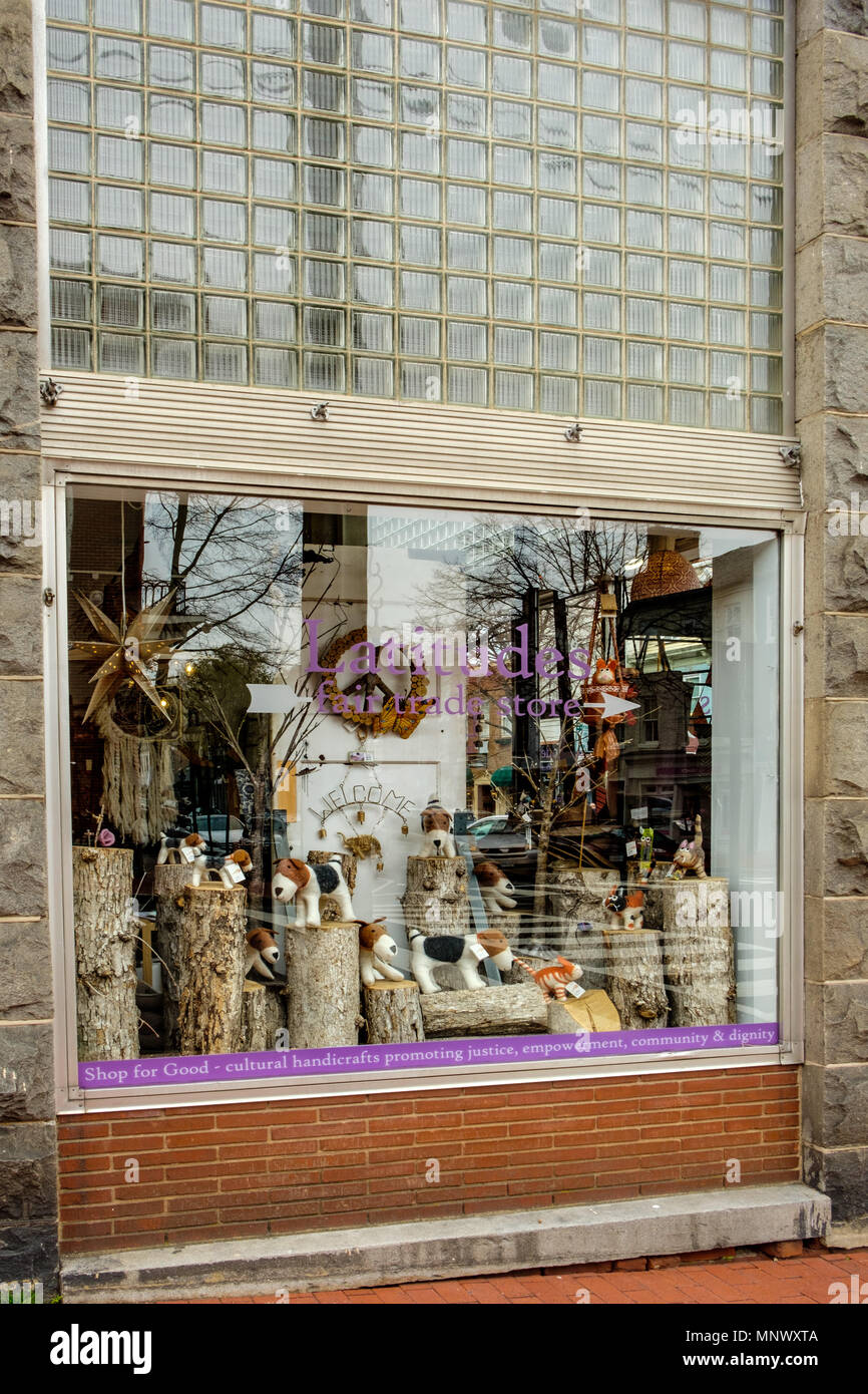 Nella finestra Archivio, latitudini Fair Trade Store, 800 Caroline Street, di Fredericksburg, Virginia Foto Stock