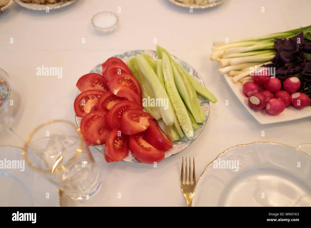 Splendidamente decorato tavolo bianco con cibo festoso Foto Stock