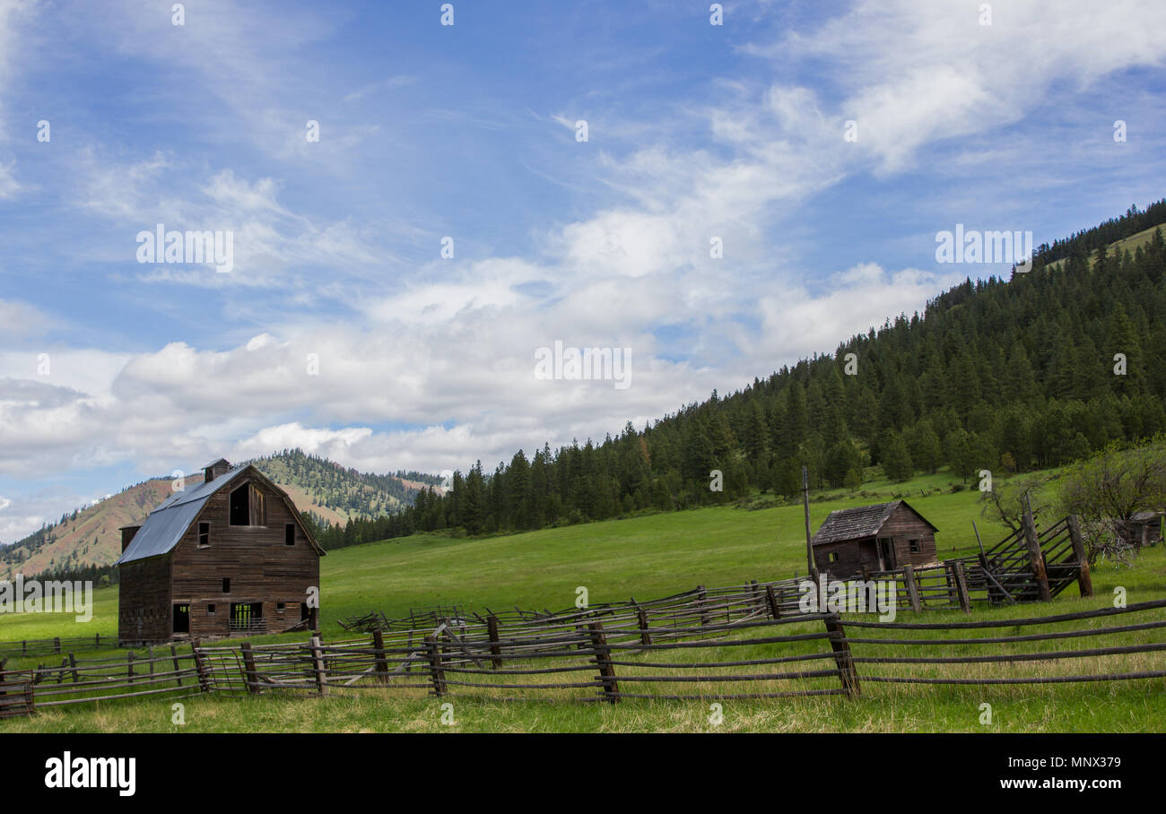 Lauderdale Junction, Washington / STATI UNITI D'America - 9 Maggio 2018: abbandonati homestead tra Ellensburg e Leavenworth in Kittitas County Washington. Foto Stock
