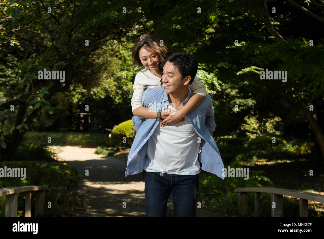 Bella asiatica matura dating in un parco - Giapponese l uomo e la donna avendo divertimento all'aperto Foto Stock