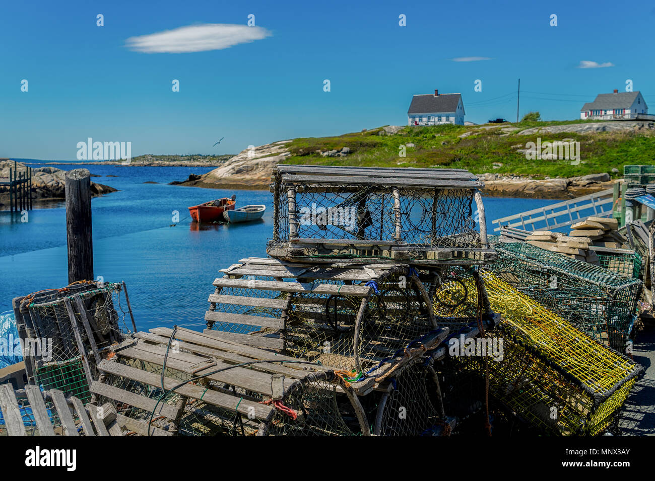 Trappole di aragosta impilati su una banchina in Peggy's Cove, Nova Scotia, Canada. Foto Stock