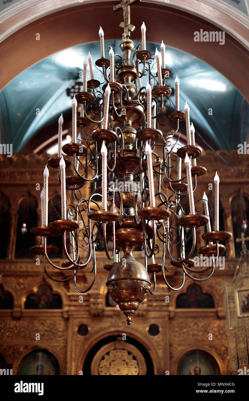 Splendido lampadario nella chiesa ortodossa russa Foto Stock