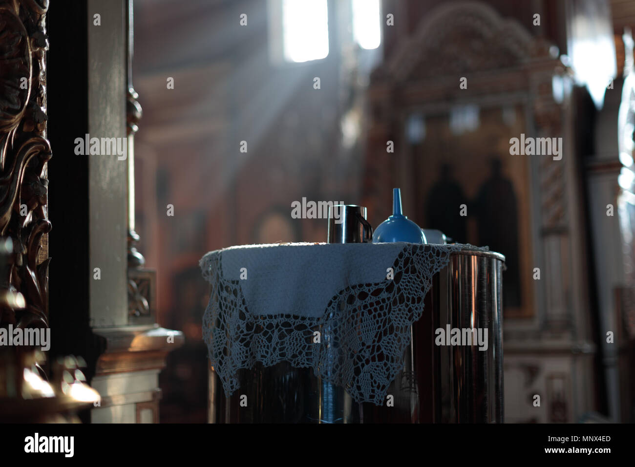 Interno della chiesa ortodossa della chiesa russa illuminato da luce da windows Foto Stock