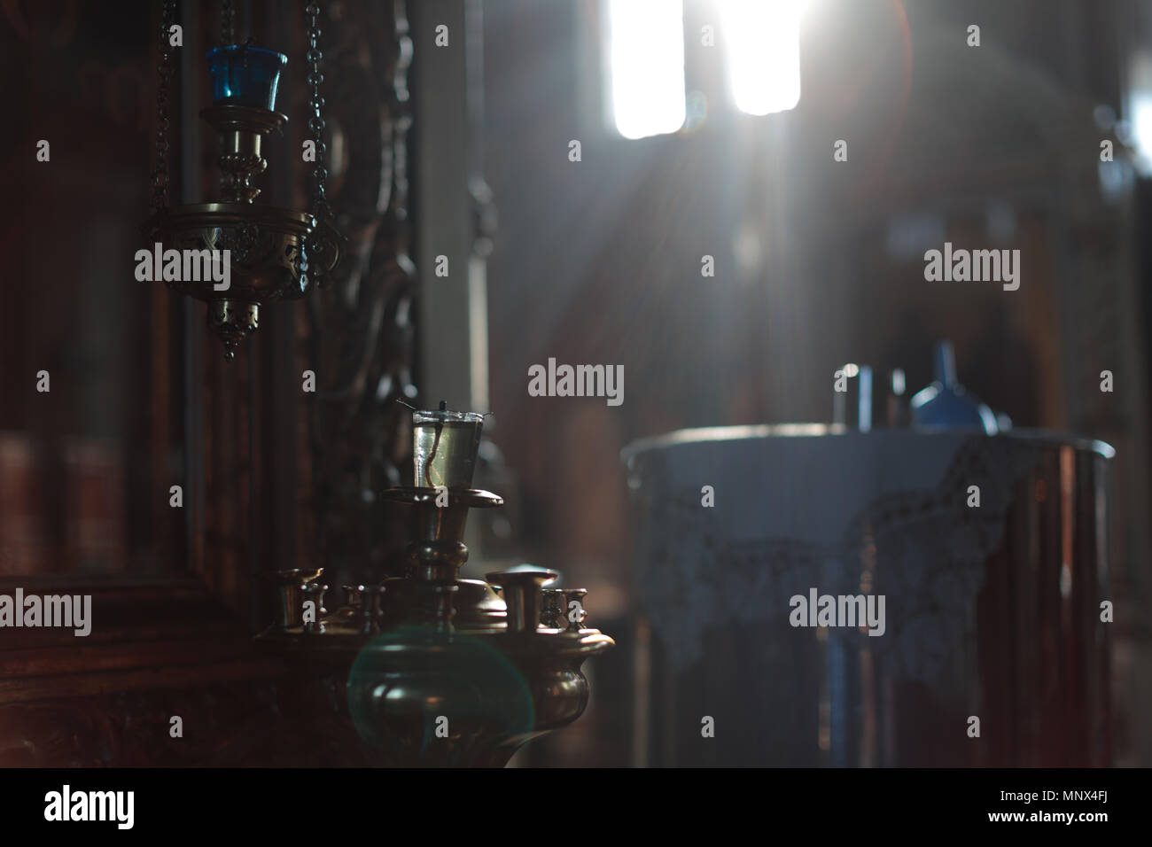 Interno della chiesa ortodossa della chiesa russa illuminato da luce da windows Foto Stock