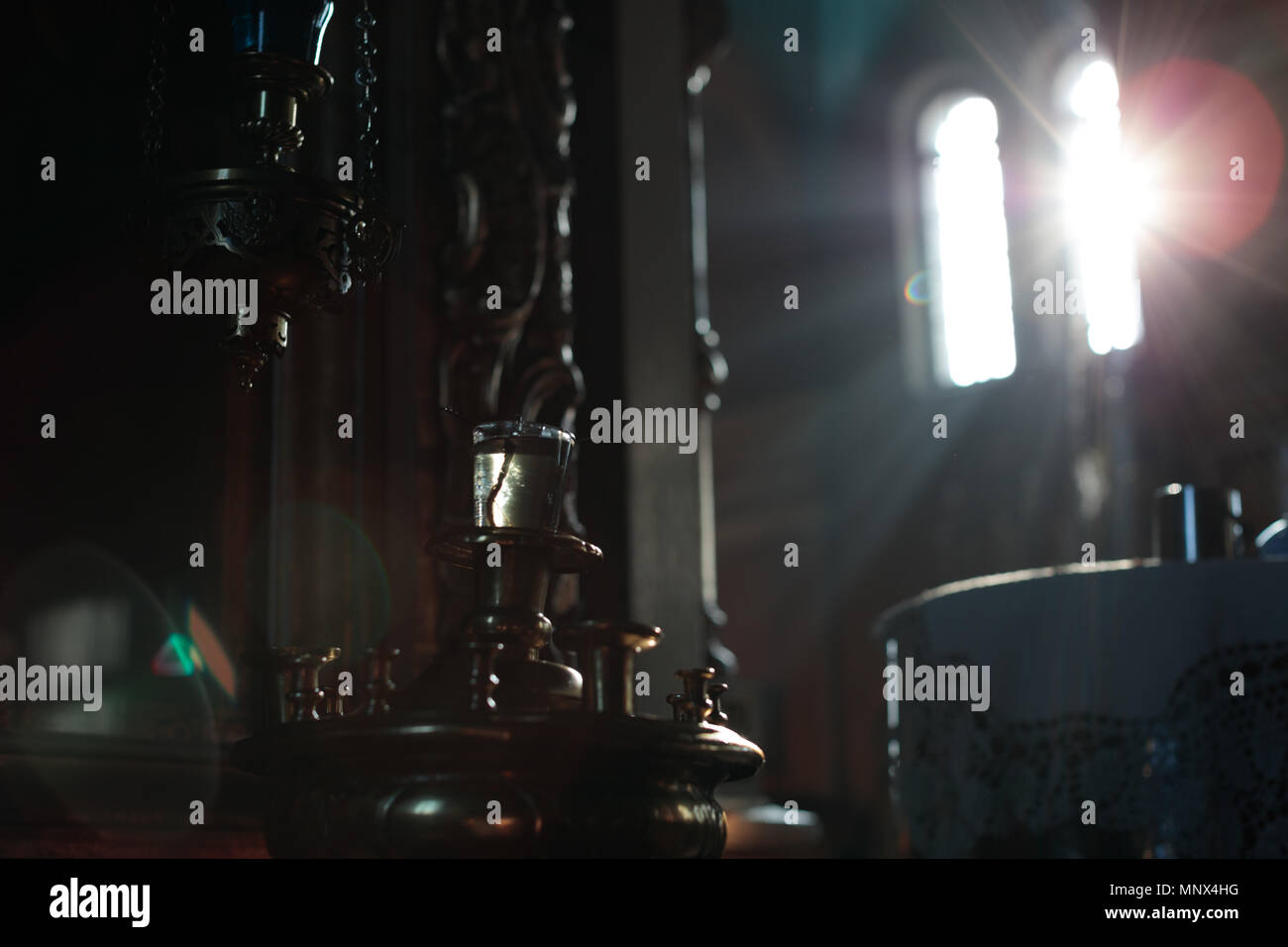 Interno della chiesa ortodossa della chiesa russa illuminato da luce da windows Foto Stock