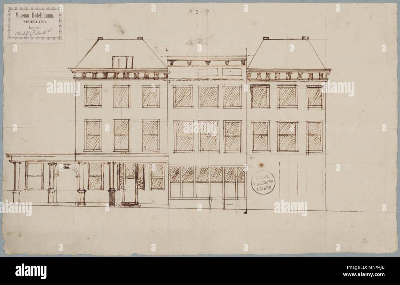 . Nederlands: Titel: Schets van de opstand der voorgevel van Rapenburg 69a, 69b en 71 te Leiden Verv.jaar: ca. 1683-1714 Verv.plaats: Leiden Techniek: tekening Afmeting: 20,9 × 33,0 cm Bron: [P308 1N037], topografie van Nederland, Universiteitsbibliotheek Leiden Zie ook P308 1N036, P308 1N038a en P308 1N038b. 3 febbraio 2013, 23:06:58. Unknown 1099 Schets van de opstand der voorgevel van Rapenburg 69a, 69b en 71 te Leiden Foto Stock