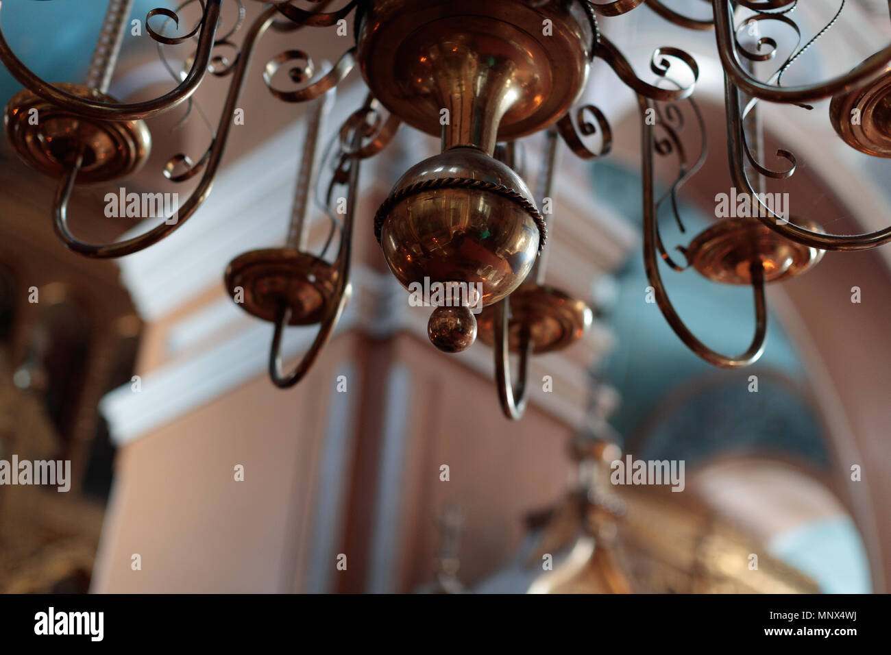 Splendido lampadario nella chiesa ortodossa russa Foto Stock