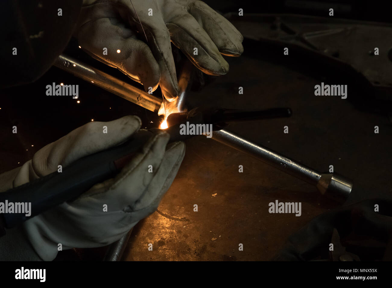 Le mani del saldatore a saldare e collegare le parti Foto Stock