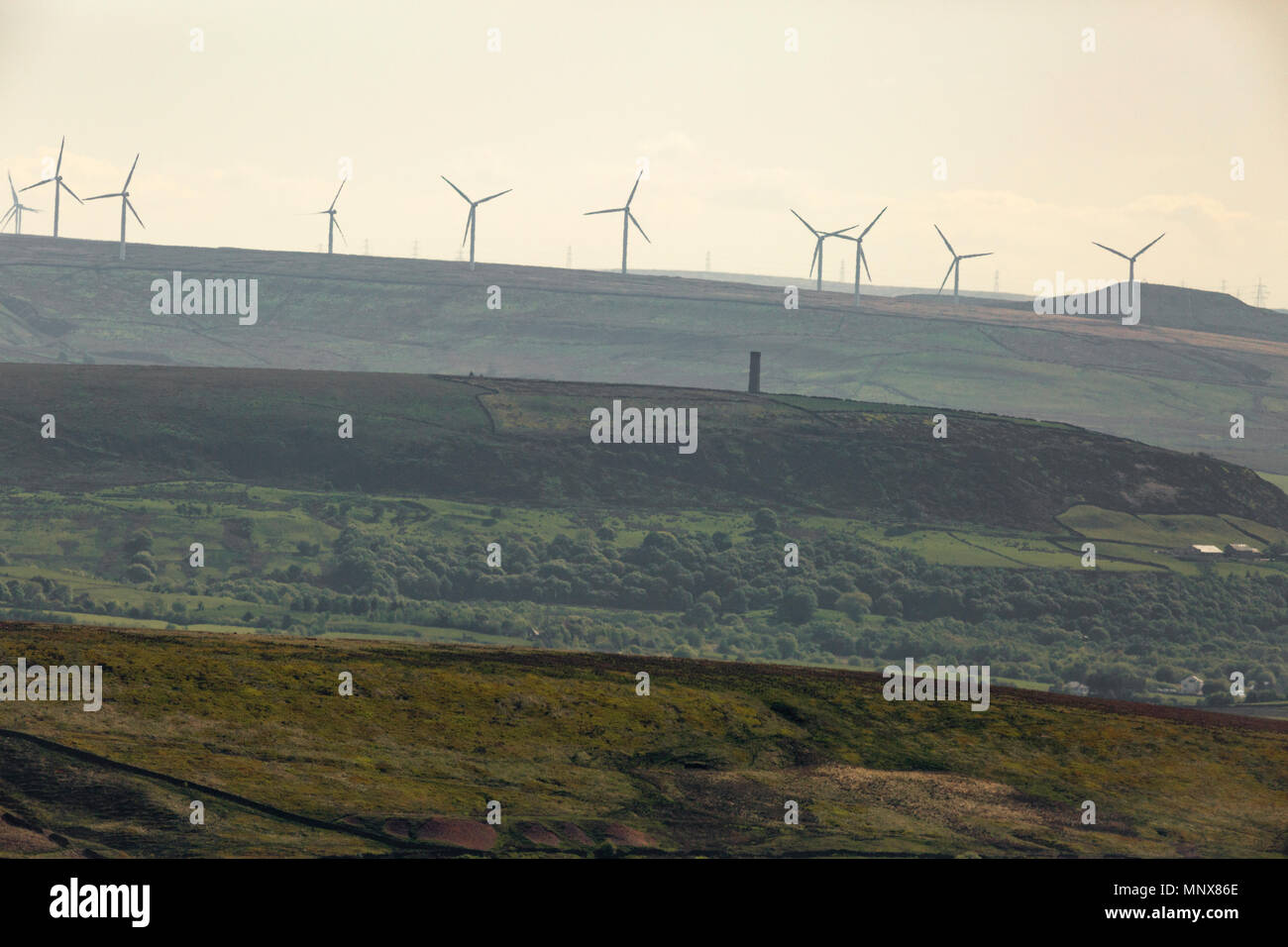 Vista del West Pennine Moors che mostra la vacuità e tetro la bellezza della zona e di una fattoria eolica con Holcombe (scorza) Torre. Foto Stock
