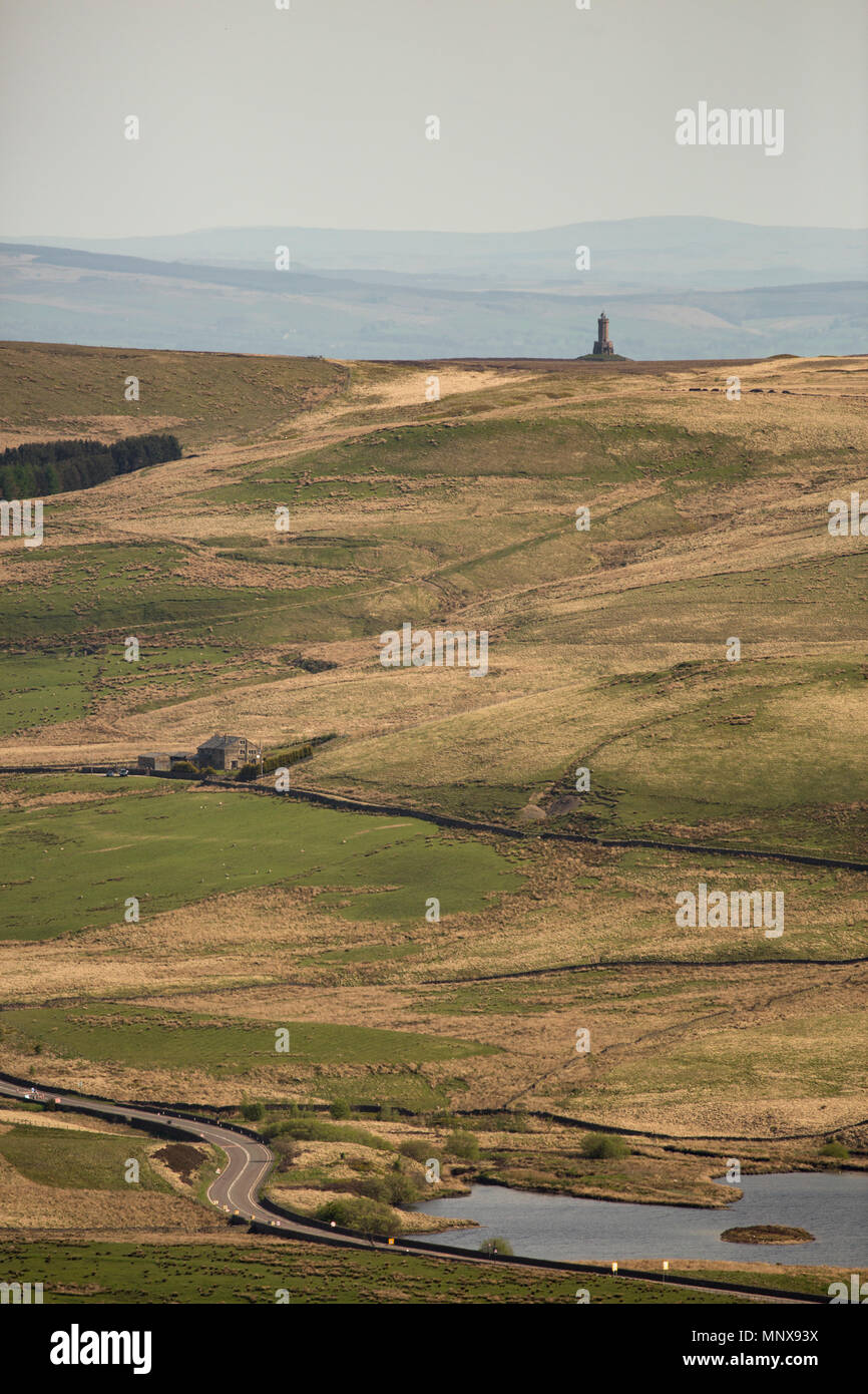 Darwen Tower (Torre giubilare) e una vista della West Pennine Moors che mostra la vacuità e tetro la bellezza della zona. Foto Stock